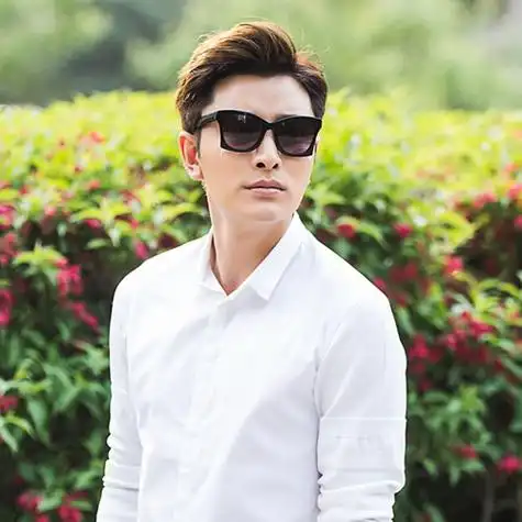 白衫墨镜帅呆了