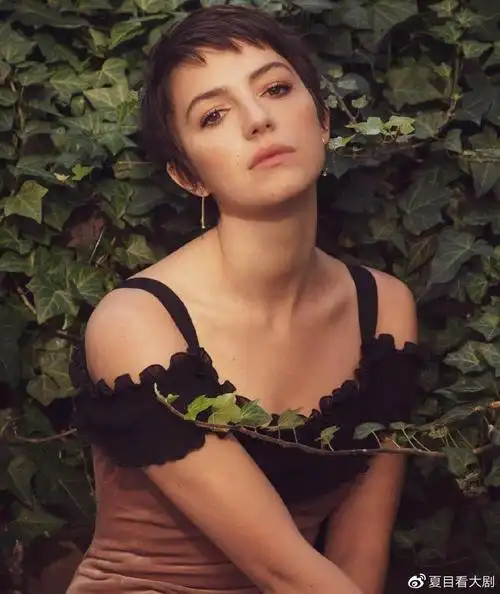 身穿黑色蕾丝连衣裙拍摄时尚杂志内页写真照片huntella