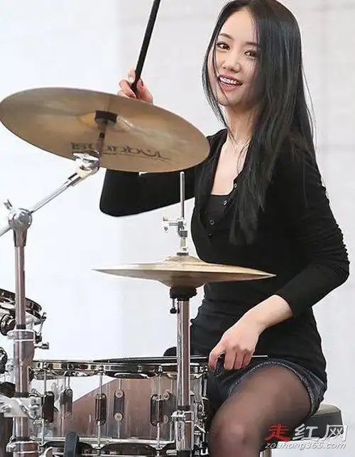 她被誉为是"韩国最美鼓手",是女组合bebop的队长,主唱兼鼓手,学习架子