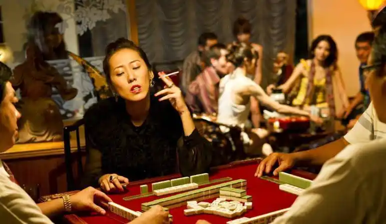 曾是最牛的黑社会大姐大,几十个小鲜肉伺候她,落网却没判死刑!