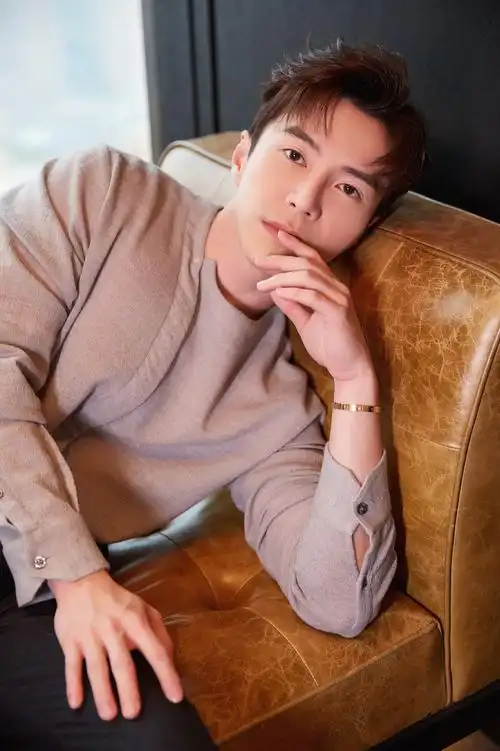 王冠逸出席活动 温暖有型尽显绅士风