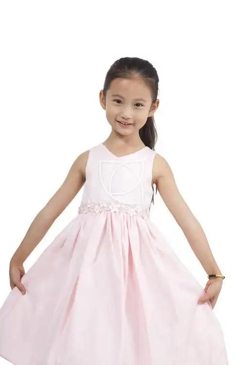 棚拍穿裙子的小女孩