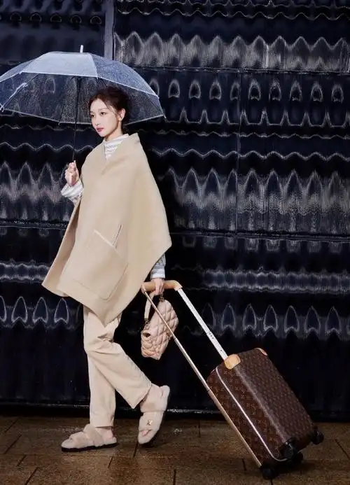 周冬雨启程巴黎时装周##周冬雨穿毛拖出发时装周