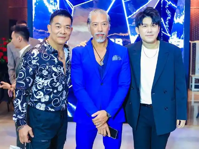 原创五十八岁张耀扬头发全白肌肉发达精神好和郑浩南见面相谈甚欢