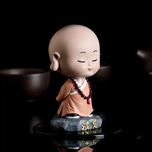 汽车摆件小沙弥卡通创意摇头小和尚 车载摆件车内饰品公仔弥勒 可爱