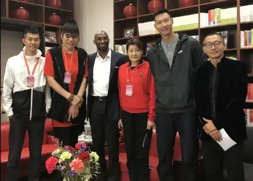 王仕鹏晒和科比合影!女篮名将郑海霞现身,与易建联身高超过科比