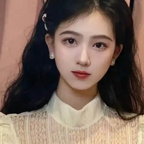 桃花眼与杏仁眼相比较会略微带几分女人味,并且有一种爱心满满的小