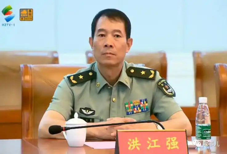 早年在原第31集团军服役,担任过防空旅旅长,集团军后勤部部长,参谋长