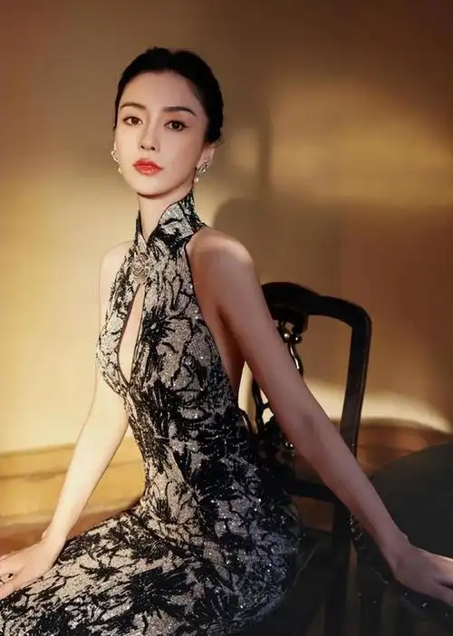 这一经历不仅丰富了她的个人履历,更为她赢得了更多时尚界的关注和