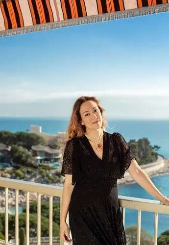 赌王何鸿燊真正长孙女何家文混血面孔像极赌王低调有气质