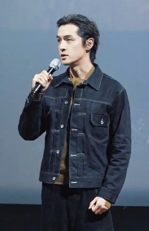 胡歌牛仔装出镜大显型男风范,清爽利落帅气十足