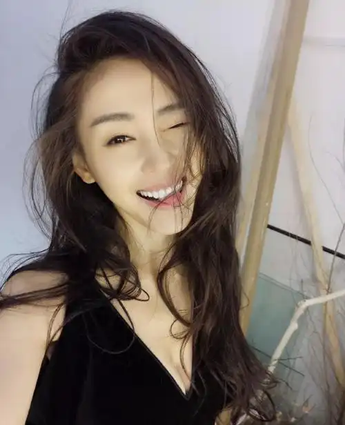 张天爱晒出搞怪三连拍,三张照片三种美感,网友:"顶不住"_动作_自拍