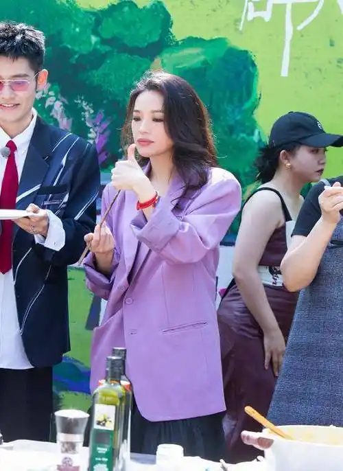 舒淇新综艺造型太可了吧淡紫色西装搭配黑纱半裙是香芋奶糕耶
