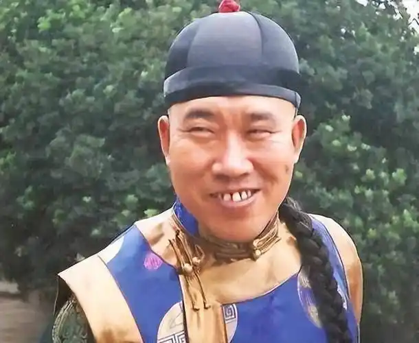 "第一丑角"杜旭东,因"嘴歪"演了31年的反派,妻女都貌美如花_角色_长相