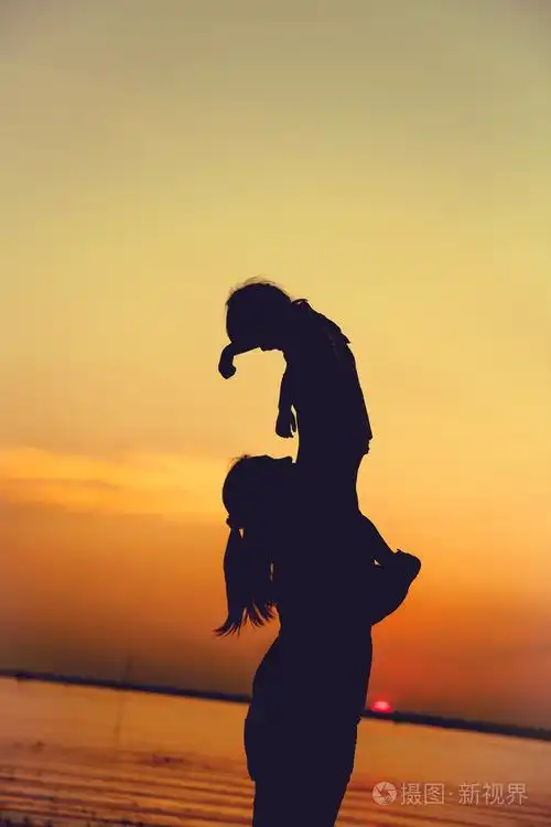 母亲和儿童享受着在河畔景色的轮廓