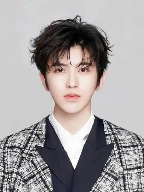 男明星证件照系列:杨洋任嘉伦又正又帅,最后却被肖战的惊艳到了_龚俊