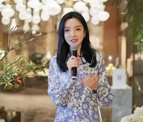 王励勤前女友分手后3年内嫁2富豪如今已生娃37岁容颜依旧