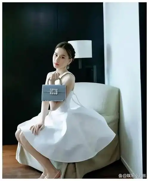 何超莲素颜现身街头,这颜值不敢恭维,平时全靠包装和打扮