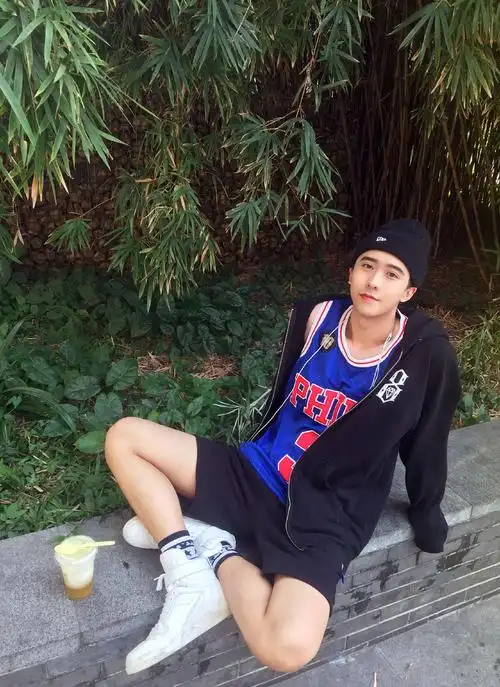 > 偶像练习生何东东帅气高清图片(4/6)