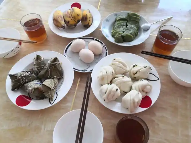 炒粉配钵子猪肉汤,是老公的最爱和拿手戏.家里的传统早餐之一.