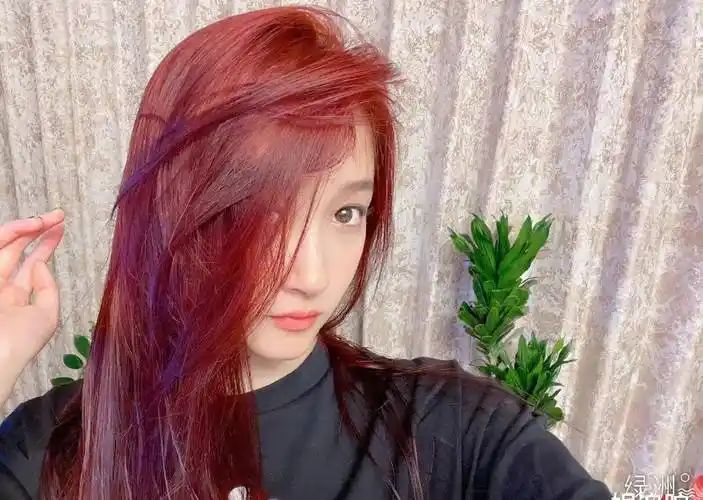 "国名闺女"叛逆新发色,关晓彤自拍晒酒红色发型,被惊艳到吗?