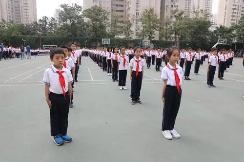 孩子们一个个站姿标准,精神饱满,斗志昂扬!