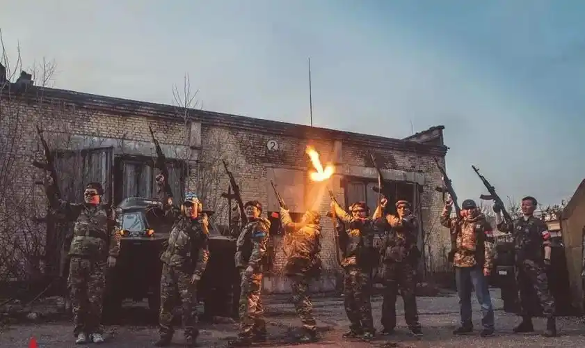 大五叶迷彩配八一杠,这才是真正的军迷范儿!