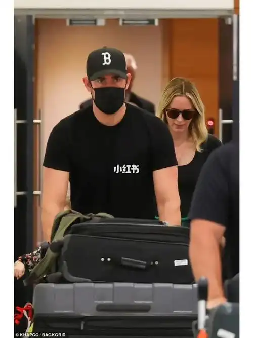 emilyblunt和老公带娃到澳洲