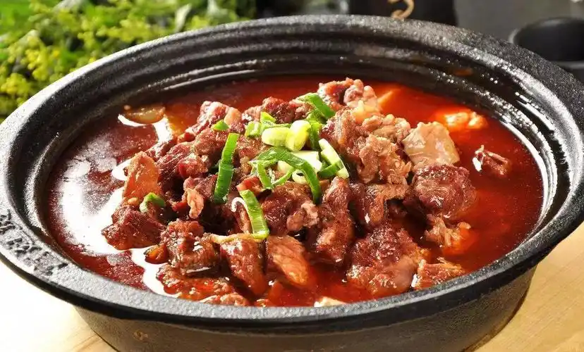 在两英,这家刚开业的牛肉店趁着元旦要搞事情,快来围观.