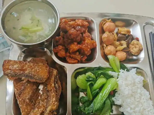 江苏小伙晒单位食堂伙食,5元吃到饱,网友:还缺员工吗?