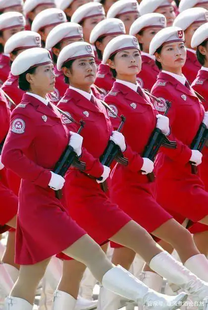 阅兵中的各国女兵:韩国像厨师,非洲雄壮,压轴的最飒爽