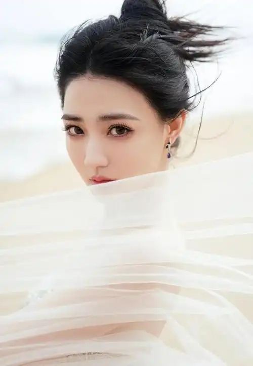 徐璐沙滩抹胸写真