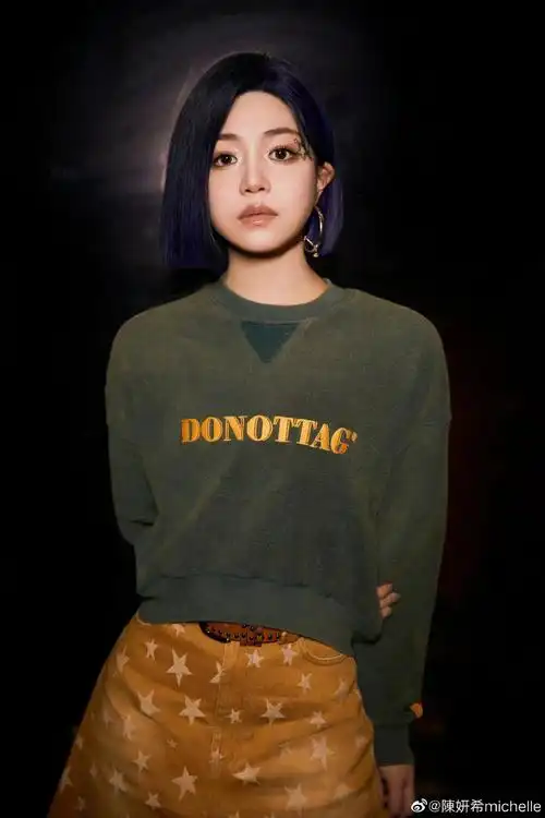 陈妍希终于换发型,蓝色挑染短发配星星眼妆,个性又时髦 - cosmedna