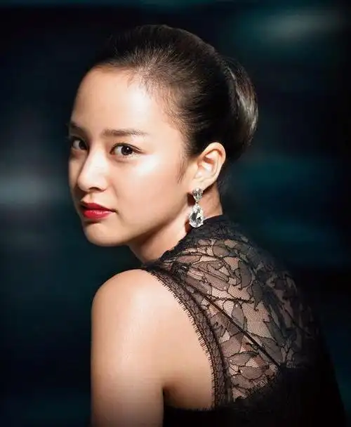 天才美女金泰熙:美貌又学霸,37岁嫁给大明星,结婚6年恩爱如初