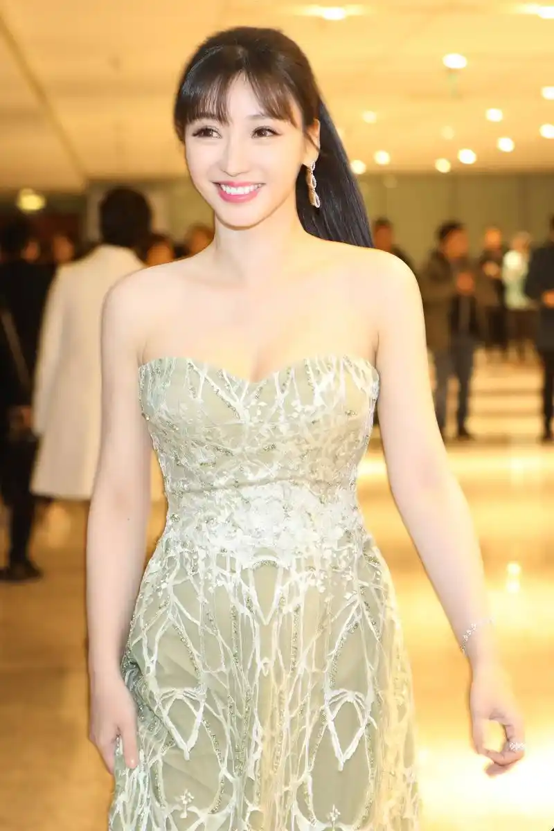 柳岩早期出席活动,身穿抹胸长裙,把她完美的身材凸显了出来