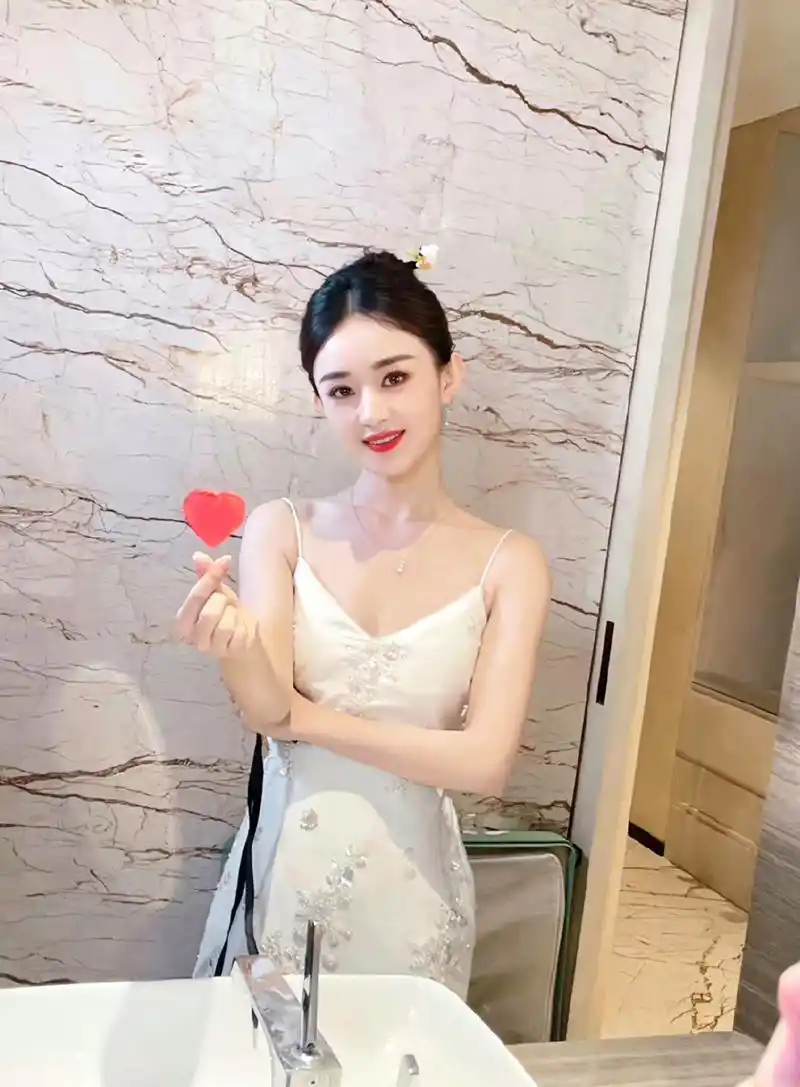 赵丽颖520比心对镜六连拍,用口红画心好有创意!颖宝又美又飒