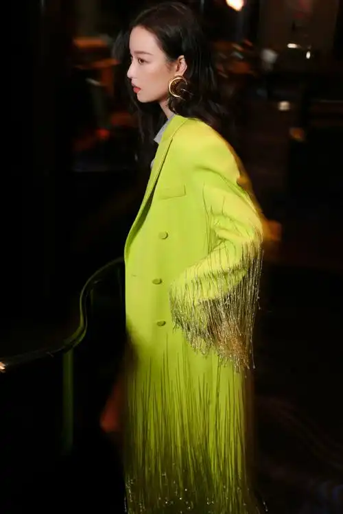 gucci门面倪妮超话流苏绿大衣造型亮相.气质太顶了!