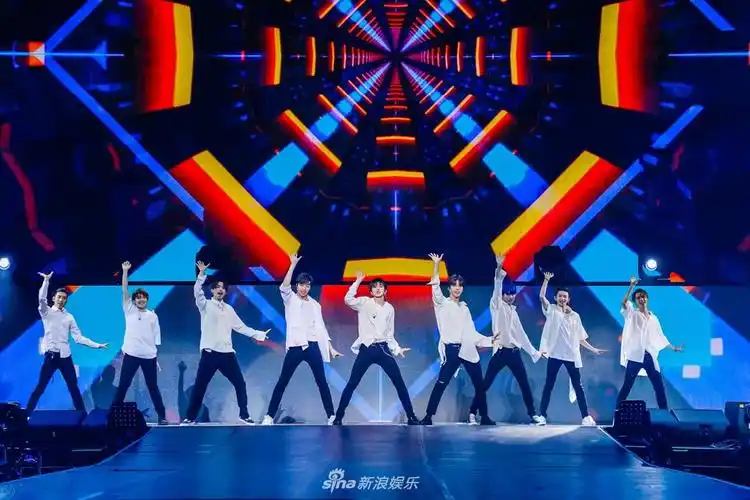 组图:nine percent上海首秀 九子合体引爆舞台人气旺