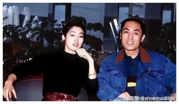 张艺谋巩俐昔日恩爱照曝光穿情侣装拍大片满眼欢喜真有夫妻相