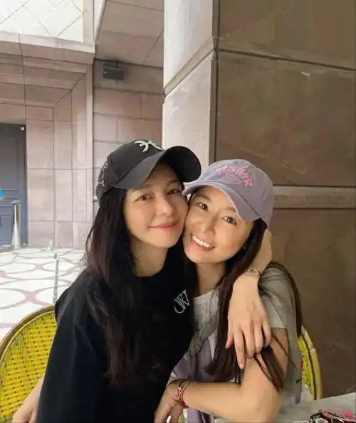 林心如晒与徐若瑄合影二人贴脸拍照感情好手腕太阳纹身抢镜