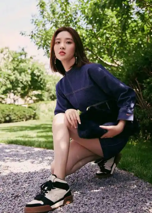 唐艺昕初秋造型上线,牛仔套装秀美腿,休闲又时髦_孩子_显得_好身材