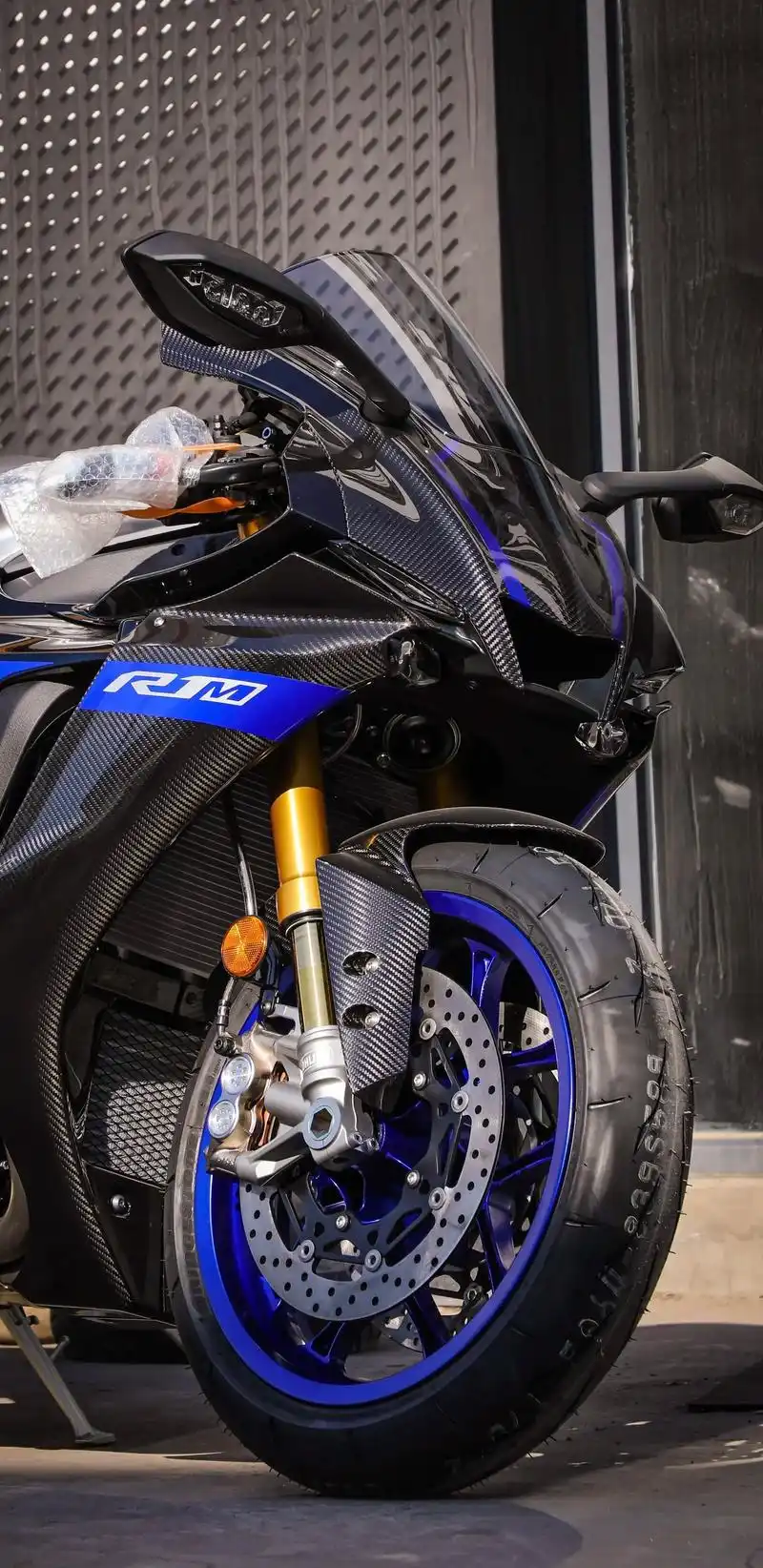 今天来点不一样的  雅马哈r1m.#机车摄影 #高清壁纸 # - 抖音