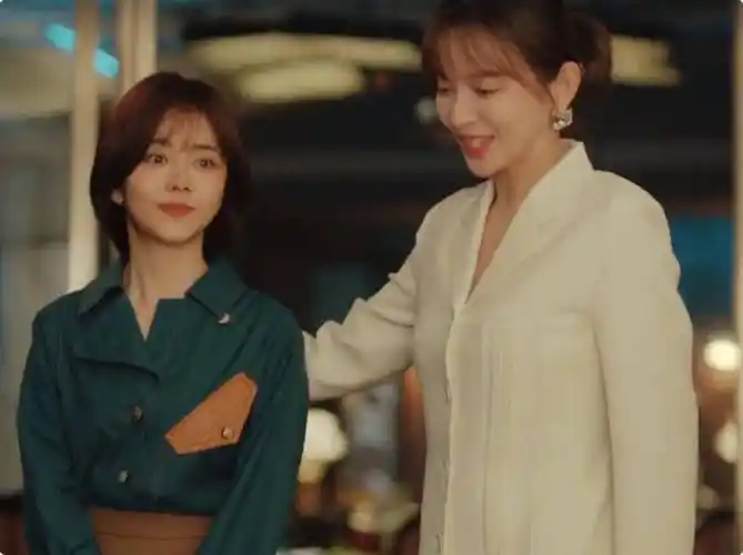 谭松韵和施诗同框,明明是同龄人,看着