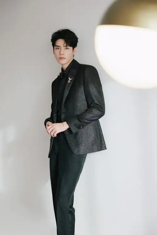 龚俊晒黑西装绅士大片 眉眼炯烁帅气逼人_娱乐频道_中国青年网