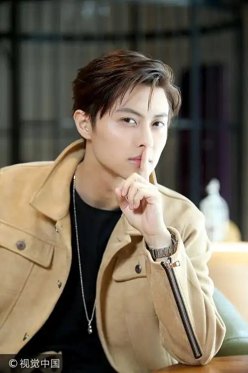 王子邱胜翊,曾之乔受访嘟嘴卖萌 搂脖互动亲昵似恋人