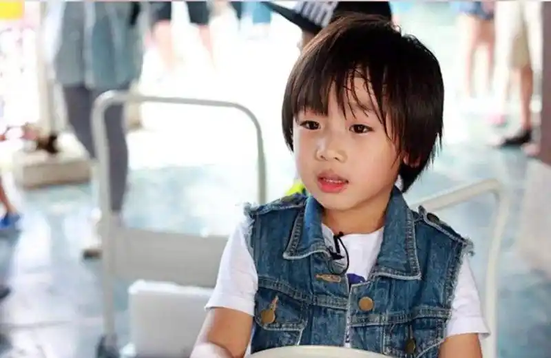 11岁的kimi与爸爸林志颖罕见同框,容貌相像,已经长成帅气小伙