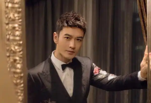 黄晓明回应"明学"心态好 42岁黄教主教梳中年西装短发帅成小伙