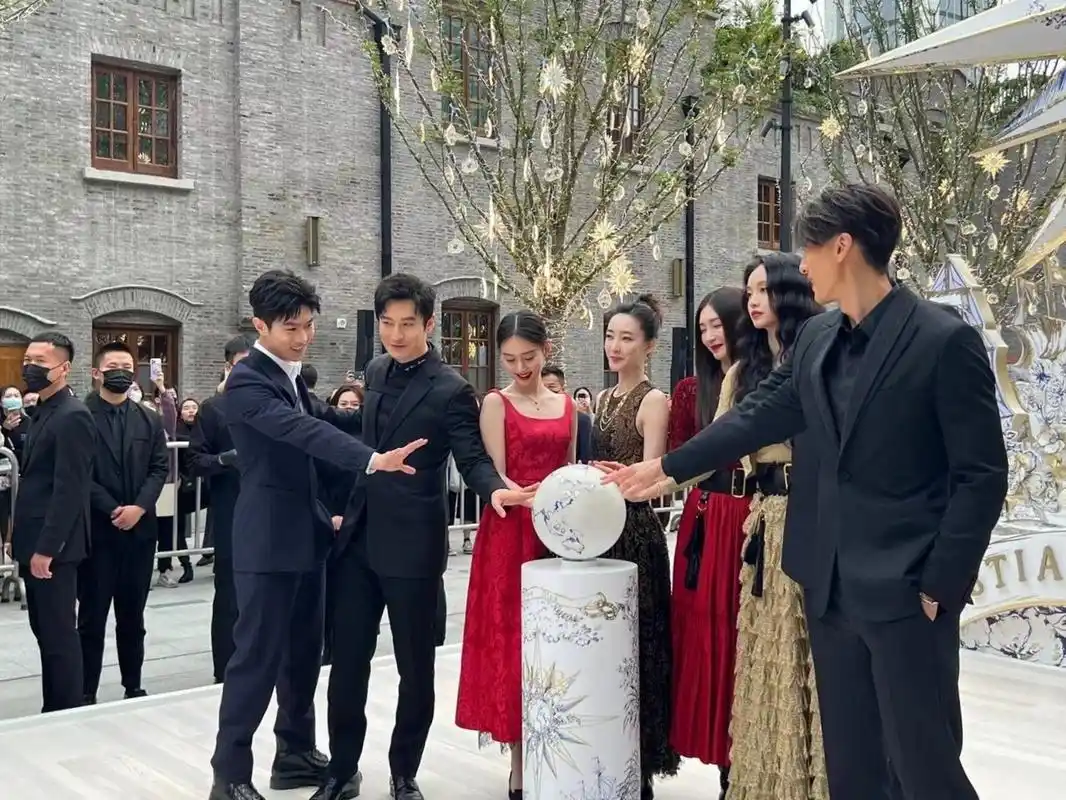 一堆女明星里,竟然是夏梦最出众,力压江疏影和王丽坤