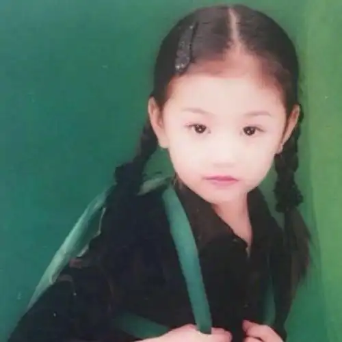 其她团员的头像也都非常的呆萌可爱,其中许佳琪和刘雨昕小时候的照片