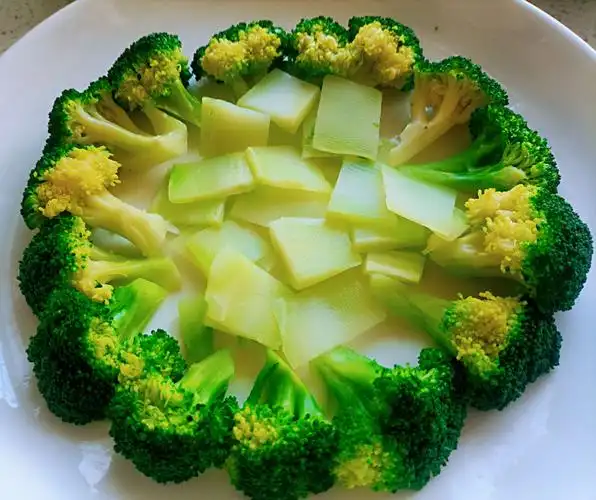 焯水的西蓝花摆入盘中,梗把也不要浪费哦,也很好吃的.